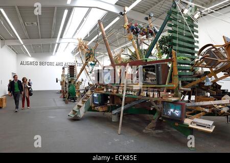 Deutschland, Berlin, Moabit, Hamburger Bahnhof, ehemaligen 19. Jahrhundert Bahnhof, es wurde ein Museum für zeitgenössische Kunst im Jahr 1996 (Museum Fⁿr Gegenwart), Gartenskulptur von Dieter Roth und Björn Roth (1968) Stockfoto