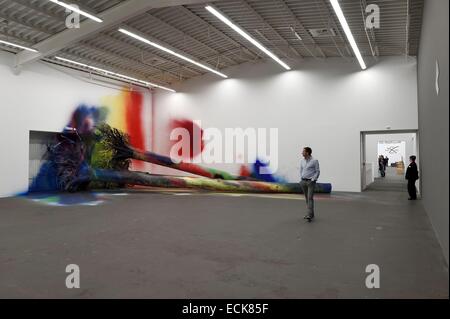 Deutschland, Berlin, Moabit, Hamburger Bahnhof, ehemaligen 19. Jahrhundert Bahnhof, es wurde ein Museum für zeitgenössische Kunst im Jahr 1996 (Museum Fⁿr Gegenwart), ich denke, das ist eine Kiefer (2013) von Katharina Grosse Stockfoto