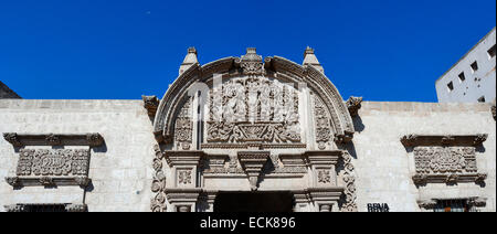 Peru, Arequipa Provinz, Arequipa, Altstadt als Weltkulturerbe der UNESCO, Casa Ricketts aufgeführt oder Palacio Tristßn del Pozo, gebaut im Jahre 1738, ist der alte Sitz der das Seminar von San Jer≤nimo, heute, es dient als ein Bankgebäude Stockfoto