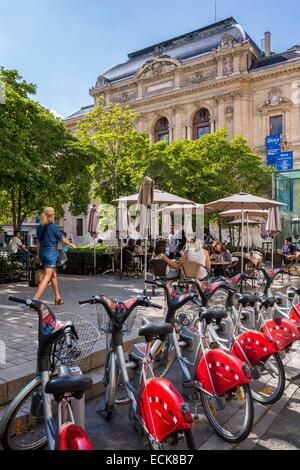 Frankreich, Rhone, Lyon, historische Stätte, die von der UNESCO als Weltkulturerbe gelistet Theatre des Celestins, Leihfahrräder, Presqu'ile, vΘlo'V Bahnhof Stockfoto