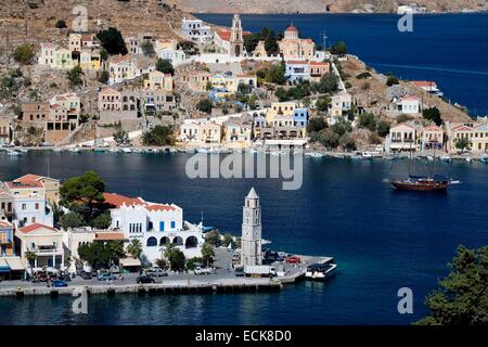 Griechenland, Dodekanes, Rhodos Insel Symi, klassizistischen Giebel Häuser sind auf den Hügeln mit Blick auf das Meer und den Hafen inszeniert. Stockfoto