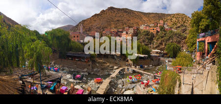 Horizontale (2 Bild Heftung) Panoramablick Setti Fatma Dorf im hohen Atlas-Gebirge in Marokko. Stockfoto