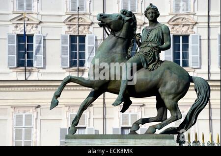 Italien, Piemont, Turin, Piazza Castelo, Palazzo Reale (Königspalast), offizielle Residenz der Herzöge von Savoyen und Könige bis 1865, Pollux Statue (eines der Dioskuren) am Eingang des Palastes Stockfoto