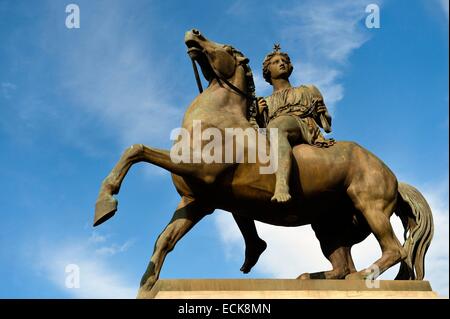 Italien, Piemont, Turin, Piazza Castelo, Palazzo Reale (Königspalast), offizielle Residenz der Herzöge von Savoyen und Könige bis 1865, Pollux Statue (eines der Dioskuren) am Eingang des Palastes Stockfoto