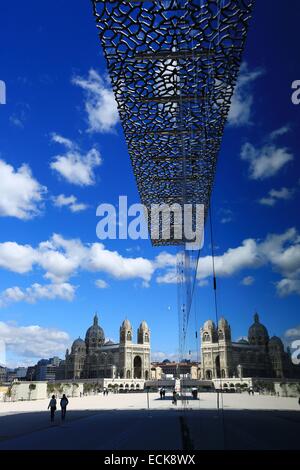Frankreich, Bouches du Rhone, Marseille, Europa-Mittelmeer-Bereich, MuCEM Museum of Civilization in Europa und das Mittelmeer, R. Ricciotti und R. Carta Architekten, La Major Dom historisches Monument im Hintergrund Stockfoto
