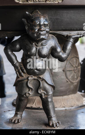 Detail eines bronzenen Weihrauchbrenners vor der Großen Buddha-Halle (Daibutsuden) im Todai-JI-Tempel, Nara, Japan Stockfoto