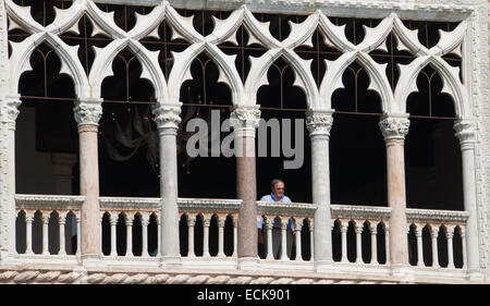 Menschen auf der 3. Etage Balkon Ca d ' Oro Palace Grand Canal Venedig Italien Stockfoto