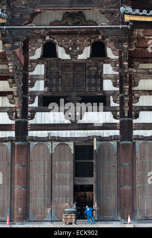 Der Hüter schließt die riesigen Holztüren der Großen Buddha-Halle (Daibutsuden) im Todai-JI-Tempel in Nara, Japan Stockfoto