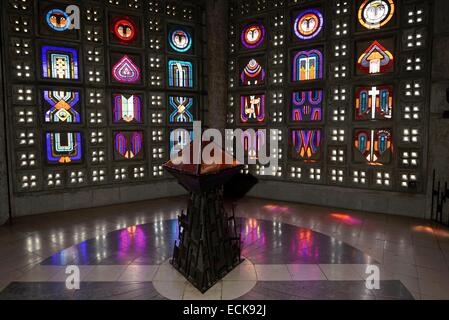 Frankreich, Meurthe et Moselle, Baccarat, Saint Remy Kirche datiert 1957, Glasmalerei Baccarat-Kristall, Reflexionen, neben der Kirche Stockfoto