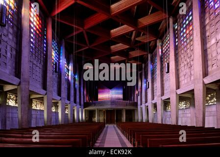 Frankreich, Meurthe et Moselle, Baccarat, Saint Remy Kirche datiert 1957, Glasmalerei Baccarat-Kristall, Reflexionen, neben dem Kirchenschiff Stockfoto