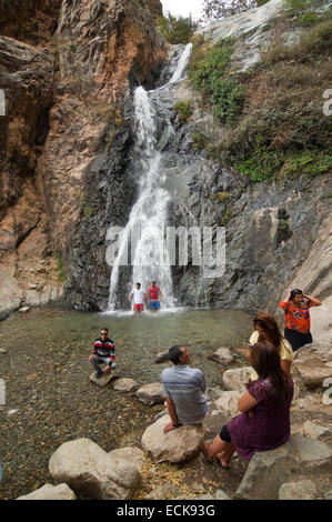 Vertikale Sicht auf die Wasserfälle bei Setti Fatma im hohen Atlas-Gebirge in Marokko. Stockfoto