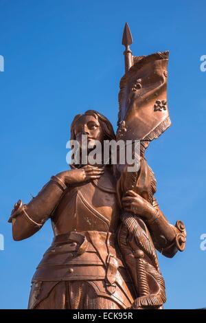 Frankreich, Mosel, Freyming Merlebach, Joan of Arc-Statue vor dem Rathaus Stockfoto