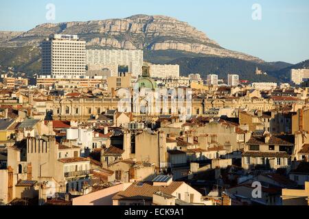 Bouches-du-Rhône, Frankreich, Marseille, Vieux Port district, der Turm und Mount mediterrane Carpiagne im Hintergrund Stockfoto