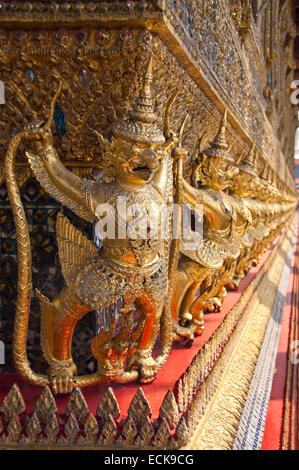 Vertikale Nahaufnahme des vergoldeten Dekors schmücken die Veranda im Grand Palace in Bangkok. Stockfoto