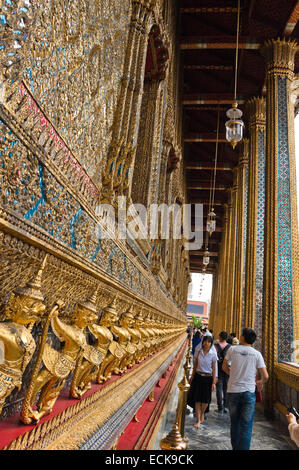 Vertikale Nahaufnahme des vergoldeten Dekors schmücken die Veranda im Grand Palace in Bangkok. Stockfoto