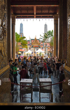 Vertikale Ansicht von Royal Pantheon durch eine Tür im Grand Palace in Bangkok. Stockfoto