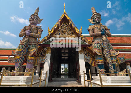 Horizontale Ansicht von erstaunlichen Yaksha Statuen am Eingang des im Grand Palace in Bangkok. Stockfoto