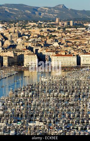 Bouches-du-Rhône, Frankreich, Marseille, Euro-mediterranen Bereich, Vieux Port, Menschenmenge auf der Anklagebank der Fraternité während der Nationalfeiertag, Massif du Garlaban im Hintergrund Stockfoto