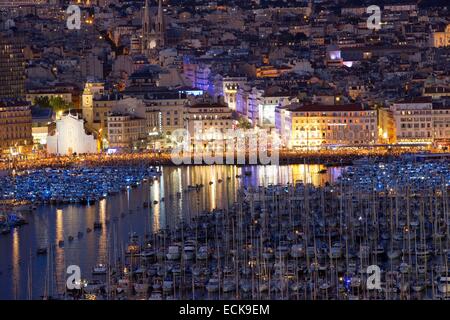 Bouches-du-Rhône, Frankreich, Marseille, Euro-mediterranen Raum, Masse auf der Plattform der Bruderschaft während der Nationalfeiertag, Saint Ferreol Kirche im Hintergrund Stockfoto