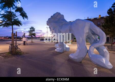 Frankreich, Gironde, Bordeaux, Weltkulturerbe der UNESCO, Place Stalingrad Bereich Skulptur Löwe Veilhan oder Blue Lion De La Bastide Veilhan Stockfoto