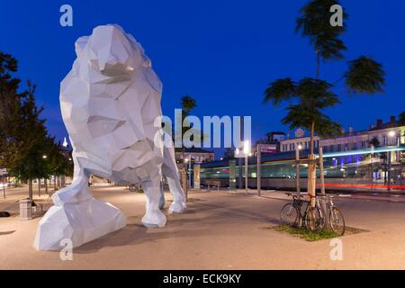 Frankreich, Gironde, Bordeaux, Weltkulturerbe der UNESCO, Place Stalingrad Bereich Skulptur Löwe Veilhan oder Blue Lion De La Bastide Veilhan Stockfoto