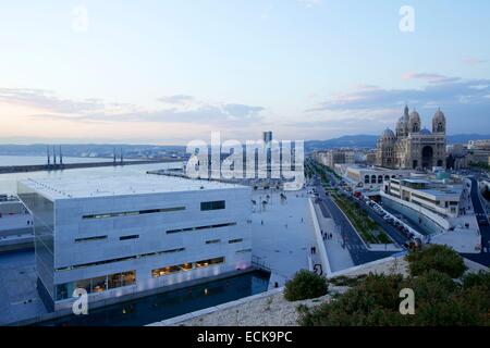Bouches-du-Rhône, Frankreich, Marseille, Euro-mediterranen Bereich, J4 Esplanade, La Villa mediterran, Architekten Stefano Boeri, Boulevard du Littoral, die CMA CGM-Turm, Architektin Zaha Hadid und Kathedrale der großen Klasse historisches Monument im Hintergrund Stockfoto