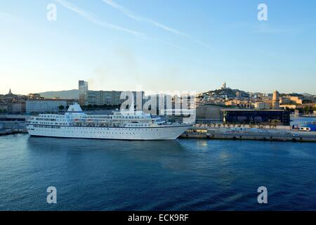 Frankreich, Bouches du Rhone, Marseille, Europa-Mittelmeer-Gebiet, Esplanade J4 und Notre Dame De La Garde im Hintergrund Stockfoto