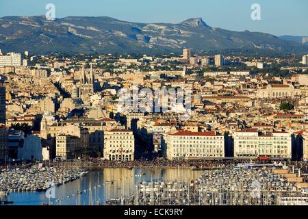 Bouches-du-Rhône, Frankreich, Marseille, Euro-mediterranen Bereich, Vieux Port, Menschenmenge auf der Anklagebank der Fraternité nationalen tagsüber, Massif du Garlaban im Hintergrund Stockfoto