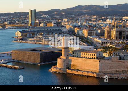 Frankreich, Bouches du Rhone, Marseille, Euro-mediterranen Bereich, Fort Saint Jean Denkmal Geschichte Klasse, MuCEM Museum of Civilization in Europa und das Mittelmeer R. Ricciotti und R. Carta Architekten, die Kathedrale der großen Klasse historisches Denkmal und C Stockfoto