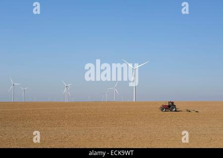 Frankreich, Ardennen, Fraillicourt, wind-Turbinen-Gebiet im Süden der Stadt, Tracor vor den Windkraftanlagen und kommen von rechts Stockfoto