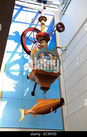 Wünschend Fisch Uhr im Regent Arcade Shopping Centre, Cheltenham, Gloucestershire, England, Vereinigtes Königreich, West-Europa. Stockfoto