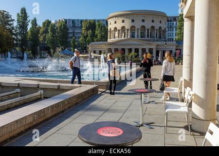 Frankreich, Paris, quadratische Stalingrader Schlacht, Bar-Restaurant 25░ Est, Villette Rotunde von Architekt Ledoux im Hintergrund Stockfoto