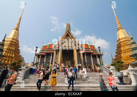 Horizontale Ansicht derjenigen, die vor dem Royal Pantheon im Grand Palace in Bangkok. Stockfoto