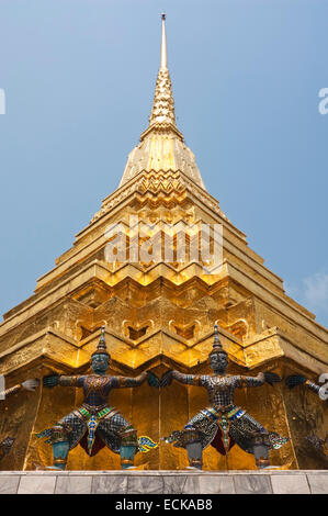 Vertikale Nahaufnahme von einer großen goldenen Chedi im Grand Palace in Bangkok. Stockfoto