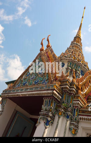 Vertikal nah detailliert der eine unglaubliche Dach (Pyatthat oder Pyathat) im Grand Palace in Bangkok. Stockfoto