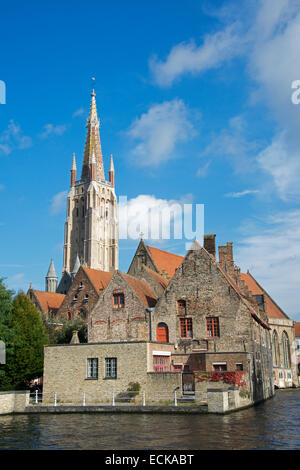 Kanal mit Liebfrauenkirche Brügge Belgien Stockfoto