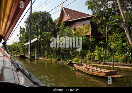 Horizontale Flusslandschaft entlang der Kanäle in Bangkok. Stockfoto