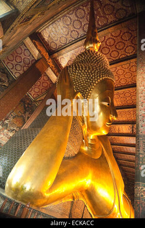 Vertikale Nahaufnahme von Phra Buddhasaiyas, der liegende Buddha im Wat Pho in Bangkok. Stockfoto