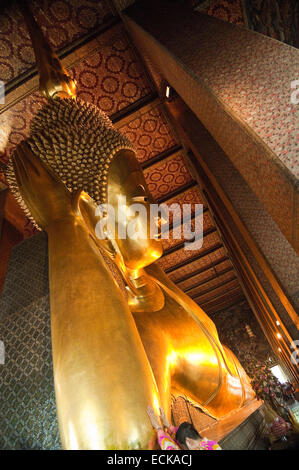 Vertikale Nahaufnahme von Phra Buddhasaiyas, der liegende Buddha im Wat Pho in Bangkok. Stockfoto