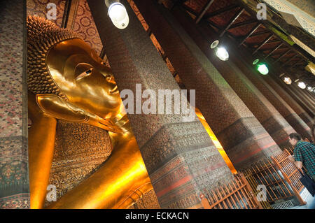 Horizontale Nahaufnahme von Phra Buddhasaiyas, der liegende Buddha im Wat Pho in Bangkok. Stockfoto