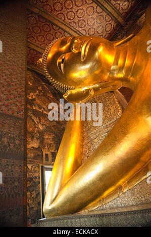 Vertikale Nahaufnahme von Phra Buddhasaiyas, der liegende Buddha im Wat Pho in Bangkok. Stockfoto