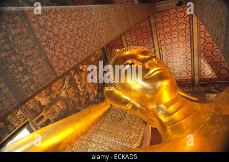 Horizontale Nahaufnahme von Phra Buddhasaiyas, der liegende Buddha im Wat Pho in Bangkok. Stockfoto