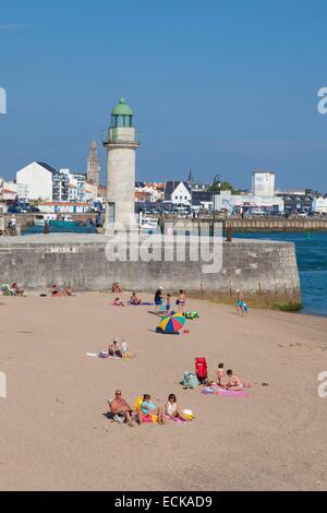 Frankreich, Vendee, Saint Gilles Croix de Vie, Strand am Fuße des kleinen Turms namens Josephine Tour Stockfoto