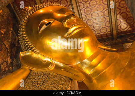 Horizontale Nahaufnahme von Phra Buddhasaiyas, der liegende Buddha im Wat Pho in Bangkok. Stockfoto