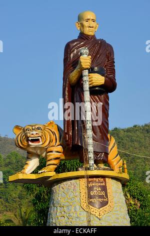 Myanmar (Burma), Mon-Staat, Mawlamyine (Moulmein) Umgebung, zu gewinnen Sein Taw Ya Tempel, Statue des Mönchs Win Sein Taw Ya Sayataw, die den riesigen liegenden Buddha errichtet Stockfoto