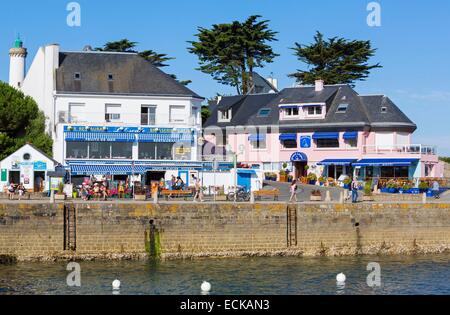 Frankreich, Port Navalo Morbihan, Arzon cruise Abfahrten zu den Inseln des Golfs von Morbihan, die Restaurants im Hafen Stockfoto