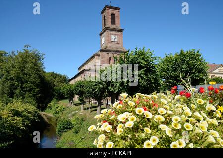 Frankreich, Territoire de Belfort, Lachapelle Sous Rougemont, Kirche, La Meramec River, Blumen Stockfoto