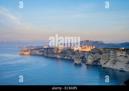 Frankreich, Corse-du-Sud, Bonifacio, die Altstadt oder die Oberstadt auf thront Kalksteinfelsen mehr als 60 Meter hoch Stockfoto