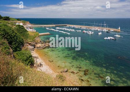 Frankreich, Morbihan, der Golf von Morbihan, Ponant-Inseln, die Insel Houat, den Hafen von hoch oben in das Dorf angesehen Stockfoto