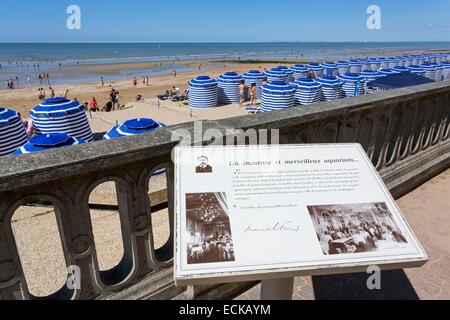 Frankreich, Calvados, Cabourg, Strand, Board in Erinnerung an den berühmten französischen Schriftsteller Marcel Proust Stockfoto